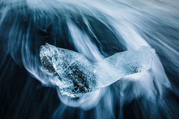 Eisscholle im Wasser am Diamond Beach (Island) von Martijn Smeets