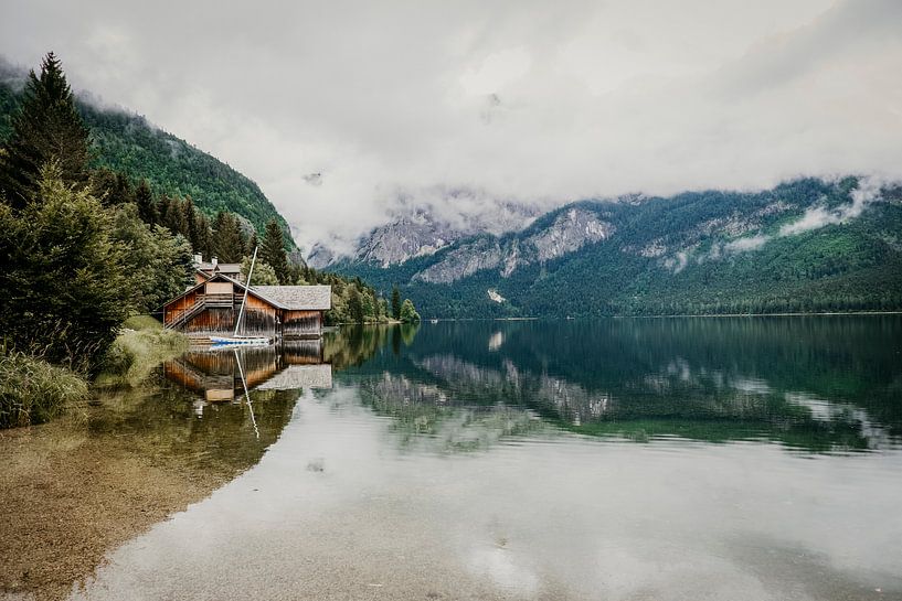 Weerspiegelend meer in Oostenrijk van Wilke Tiellemans