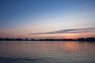 Kralingse plas tijdens een zonsondergang in de zomer in Rotterdam, Nederland van Tjeerd Kruse thumbnail