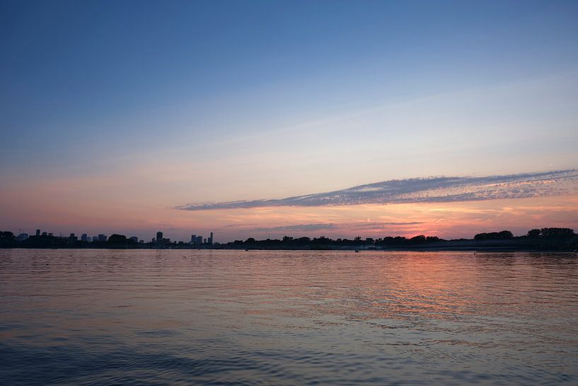 Kralingse plas tijdens een zonsondergang in de zomer in Rotterdam, Nederland van Tjeerd Kruse