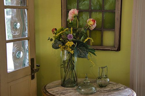 Stilleben mit Blumen und Glas