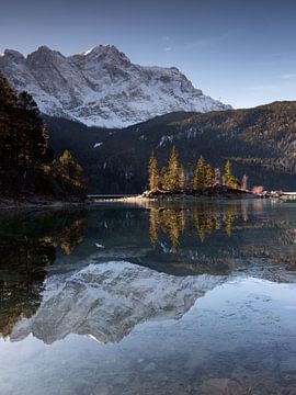 Morgenstimmung am Eibsee mit Spiegelung der Zugspitze
