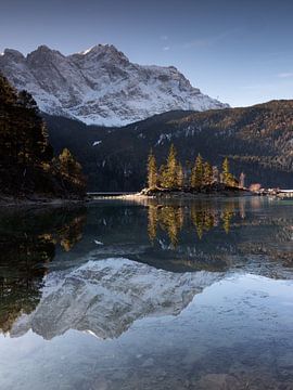 Ochtendstemming bij Eibsee met reflectie van de Zugspitze van Andreas Müller