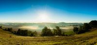 herfstochtend panorama over de Jekervallei met mist en zonneharpen van Kim Willems thumbnail