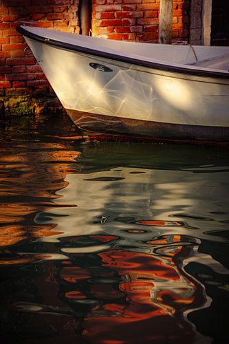 Les bateaux créent des reflets abstraits sur les canaux