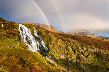 Waterval met regenboog en de Old Man of Storr