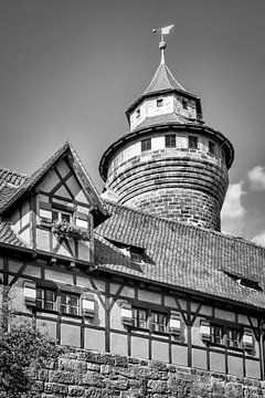 NÜRNBERG Sinusvormige toren van de Kaiserburg | Monochrom van Melanie Viola