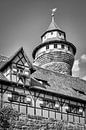 NÜRNBERG Sinusvormige toren van de Kaiserburg | Monochrom van Melanie Viola thumbnail