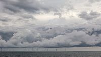 Wolkenlucht boven zee van Dick Doorduin thumbnail