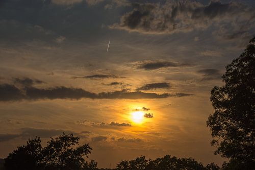 Zonsondergang met wolkensluier en boomtoppen, Vaals