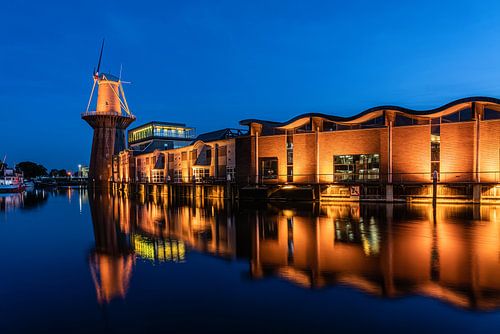 Molen de Nolet in Schiedam in het blauwe uur