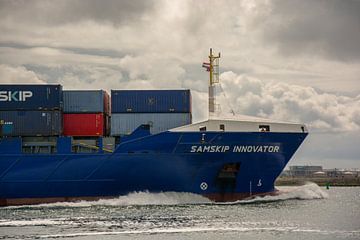 With a nice bow wave ahead past Hook of Holland by scheepskijkerhavenfotografie