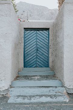 Blauwe deur op Kamari Beach, Santorini Griekenland