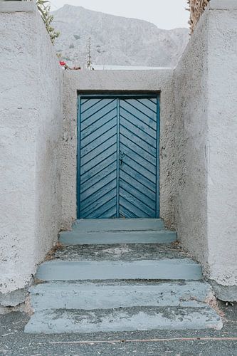 Porte bleue sur Kamari Beach, Santorin Grèce