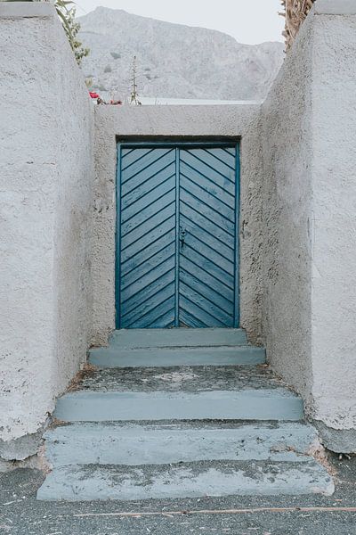 Blauwe deur op Kamari Beach, Santorini Griekenland van Manon Visser