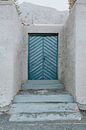 Blauwe deur op Kamari Beach, Santorini Griekenland van Manon Visser thumbnail