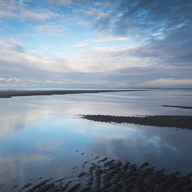 Reflecties op een nat strand bij zonsondergang by Klaas Hollebeek