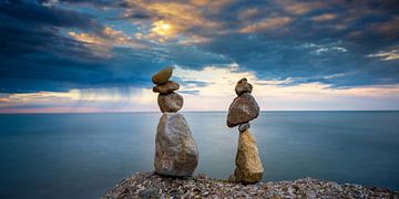 Zen, gestapelde stenen en zonsondergang