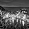 Vernazza in den Cinque Terre in Italien , schwarz weiss von Manfred Voss, Schwarz-weiss Fotografie