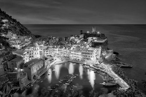 Vernazza in de Cinque Terre in Italië , zwart-wit