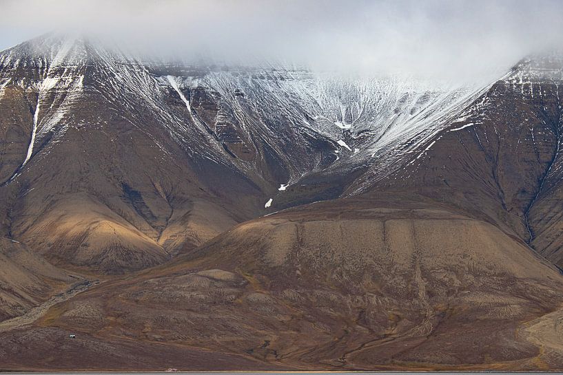 Schneeberg mit Hütten in Spitzbergen von Michèle Huge