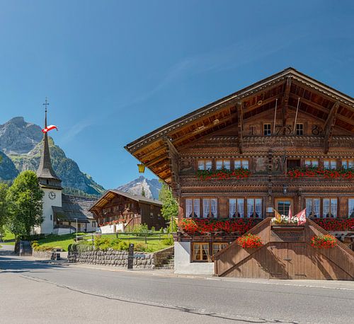 Chalets en een kerk, Gsteig bei Gstaad, Kanton Bern, Zwitserland