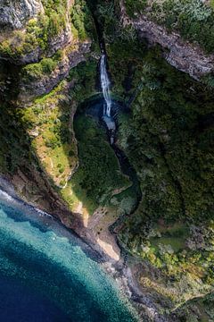 Waterval in Madeira aan de Atlantische oceaan van Visuals by Justin