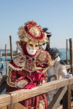 Karneval in Venedig - Kostüme vor den Gondeln am Markusplatz von t.ART