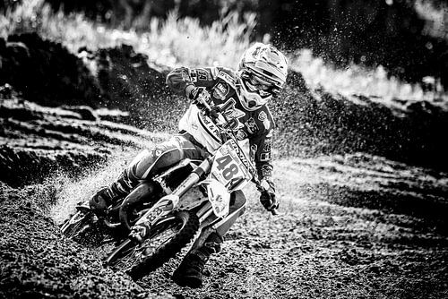 Motorcrosser sur la vitesse dans le virage