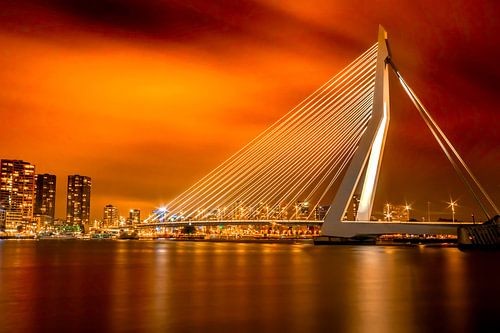 Erasmusbrug na zonsondergang van Caught in the Wild