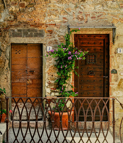 Une rue tranquille en Toscane