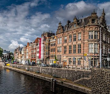 Berühmte Grachtenhäuser entlang der Gracht in Amsterdam, der Hauptstadt der Niederlande.