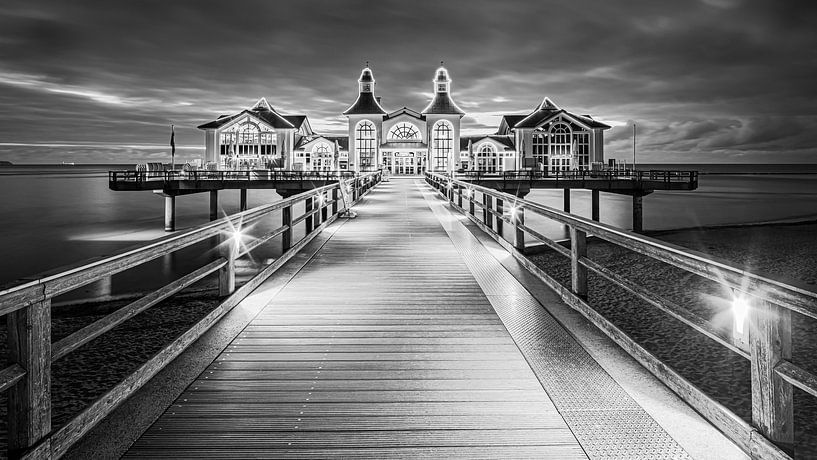 Sellin Seebrücke in schwarz-weiß von Henk Meijer Photography