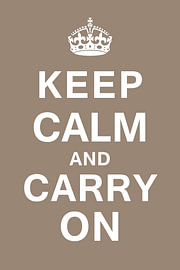 Keep Calm and Carry On – Inspirierendes Zitat in Taupe von Sandra Hazes