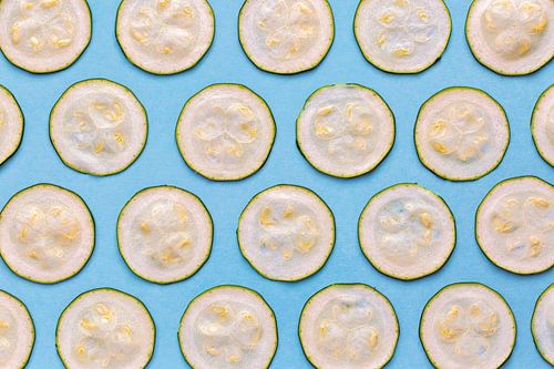 Collage van groente geïsoleerd op een blauwe achtergrond