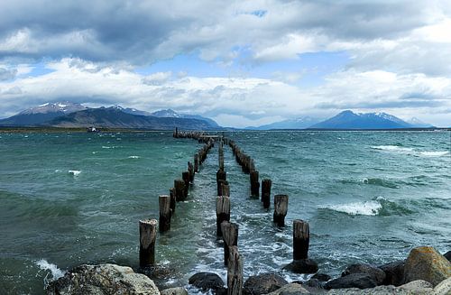 Vieille jetée de Patagonie sur la mer de Patagonie et vue sur les Andes