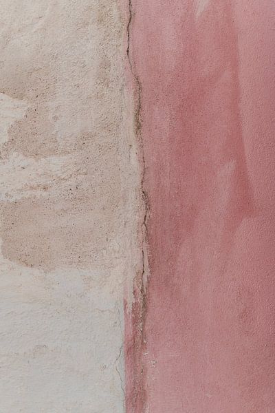 Pastellfarbene Wand in Portugal, weiß und rosa von Inge Bouw