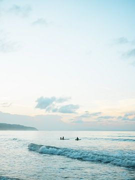 Surfer an der Playa Bonita | Reise-Fotodruck | Las Terrenas Dominikanische Republik von Raisa Zwart