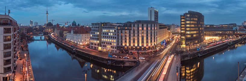 Berlin Friedrichsstraße Panorama zur blauen Stunde von Jean Claude Castor