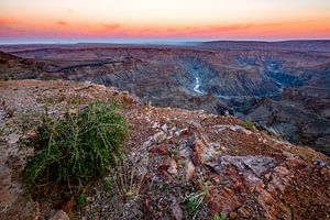 Lever de soleil sur le Horseshoe Bend du Fish River Canyon, Namibie sur Martijn Smeets