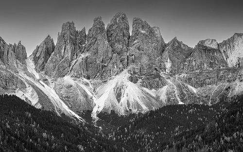 De indrukwekkende pieken van de Geislergroep of Odle-group in de Dolomieten in Zuid-Italië in zwart wit