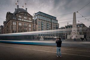 Place du Dam dans le centre d'Amsterdam avec De Bijenkorf en arrière-plan