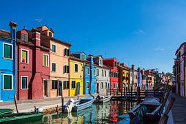 Colourful buildings on the island of Burano near Venice, Italy by Rico Ködder