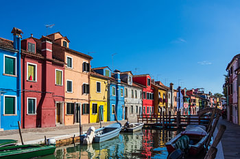 Bunte Gebäude auf der Insel Burano bei Venedig, Italien