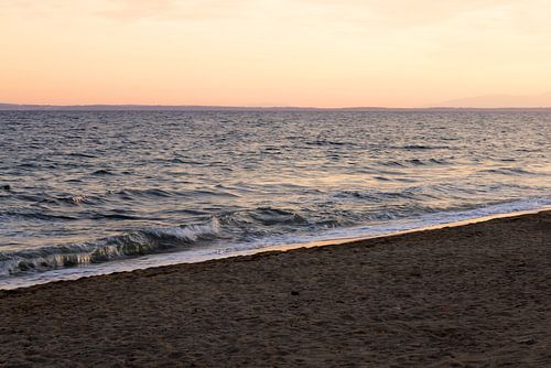 Zachte Golven bij Zonsondergang – Griekenland