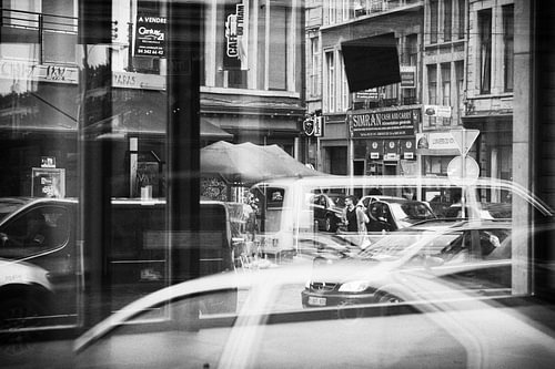 Straatbeeld met reflecties in het raam