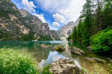Pragser Wildsee of Lago di Braies in de Dolomieten in het voorjaar