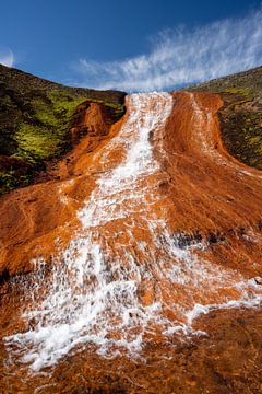 De rode waterval in landmannalaugar