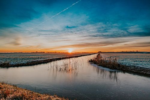 Zonsopkomst in een winters Friesland