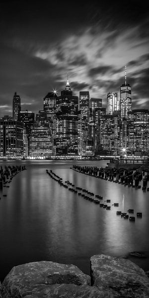 SKYLINE van MANHATTAN, zonsondergang, Panorama-monochroom par Melanie Viola